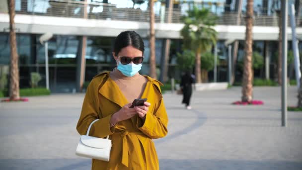 Dubai Kapalı Bir Alışveriş Merkezinde Cerrahi Maske Takan Asyalı Bir — Stok video