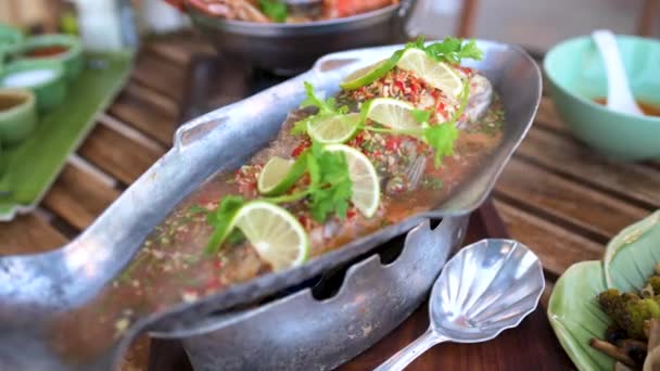 ปลาค อนน บพร กไทยมะนาวและส วนผสมอาหารต างๆบนโต ะพร อมอาหารไทย — วีดีโอสต็อก