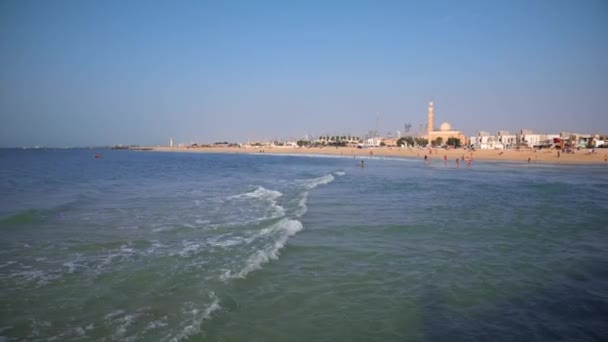 Пляж Дубае Видом Центр Города Заднем Плане Объединенных Арабских Эмиратах — стоковое видео