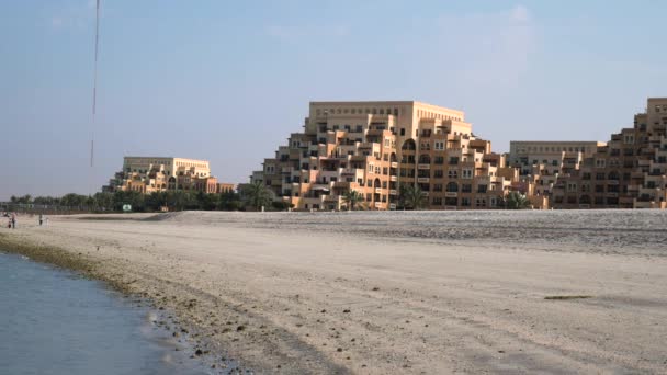 迪拜的风筝海滩 背景是阿拉伯联合酋长国的市中心风景 — 图库视频影像