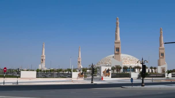 阿布扎比酋长国艾因市谢赫 哈利法 扎耶德 阿勒纳哈扬清真寺是该市最大的清真寺 阳光灿烂 天空蔚蓝 — 图库视频影像