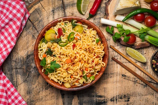 Asiática Instantánea Fideos Comida Tazón Mesa Vista —  Fotos de Stock