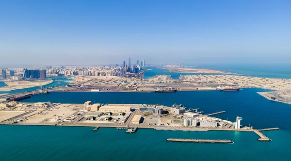 Flygfoto Över Abu Dhabi Skyline Stiger Över Havet Bildar Moderna — Stockfoto
