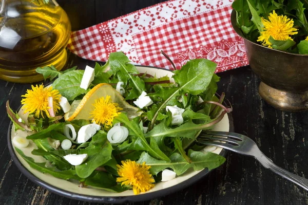 Salade Pissenlit Aux Oignons Fromage Dans Une Assiette — Photo