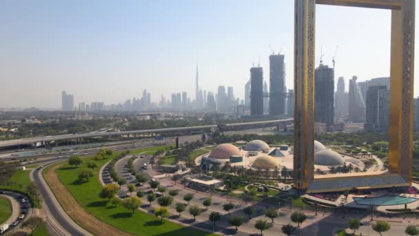 Dubai Förenade Arabemiraten Maj 2021 Dubai Skyline Sett Genom Gigantiska — Stockvideo