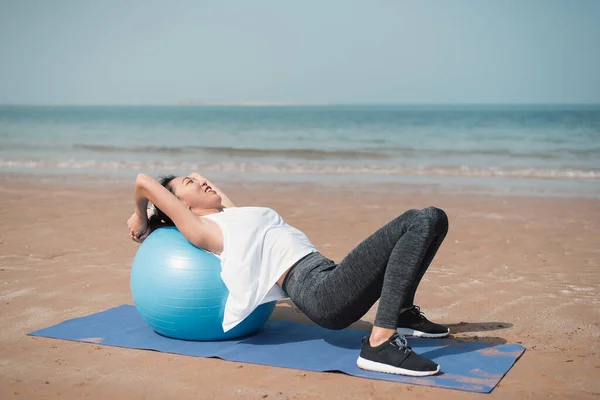 Fit Aziatische Vrouw Oefenen Het Strand Oefenen Yoga Met Pilates — Stockfoto