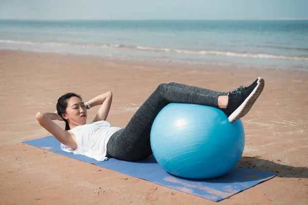 Sahilde Egzersiz Yapan Sağlıklı Bir Asyalı Kadın Deniz Kenarında Pilates — Stok fotoğraf