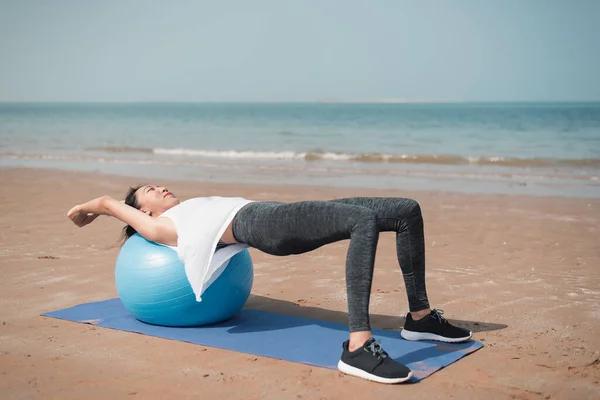 Sahilde Egzersiz Yapan Sağlıklı Bir Asyalı Kadın Deniz Kenarında Pilates — Stok fotoğraf