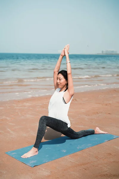 Fit Femme Asiatique Faisant Exercice Sur Yoga Pratique Bord Mer — Photo
