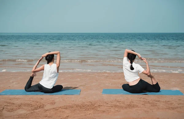 Deux Femmes Méconnaissables Faisant Exercice Pratiquant Yoga Sur Plage Bord — Photo