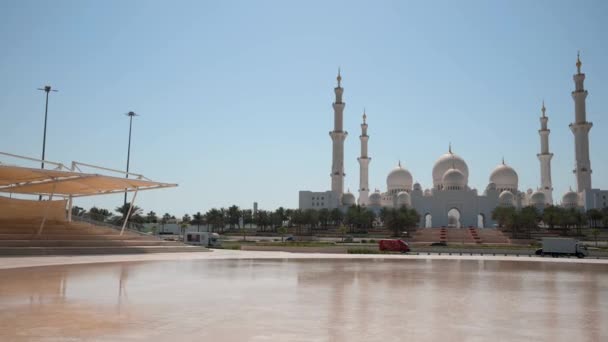 アブダビ アラブ首長国連邦のシェイク ザイド グランド モスクのパノラマビューは 晴れた日に グランドモスクは世界で3番目に大きなモスクであり Uaeの大きな観光名所です — ストック動画
