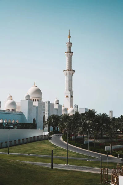 アブダビ アラブ首長国連邦のシェイク ザイド グランド モスクのバックビュー公共の陸橋から見られる晴れた日に 世界で3番目に大きなモスクであり Uaeの観光名所 — ストック写真
