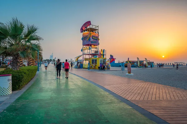 2021年3月24日 阿拉伯联合酋长国迪拜 迪拜最受欢迎的公共海滩之一 日落时分 在海滨有大型跑道 咖啡店和餐馆的风筝海滩 — 图库照片