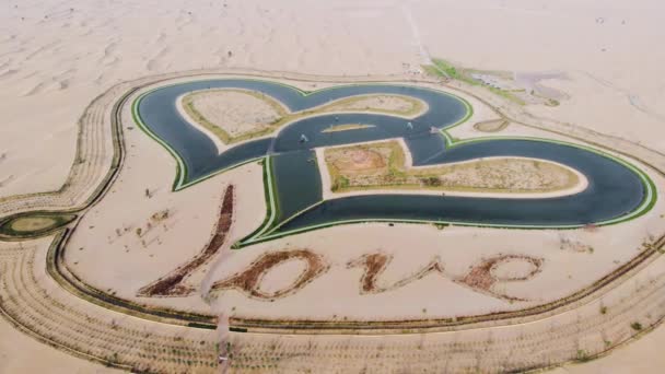 Jezioro Miłosne Kształcie Serca Pustyni Dubaju Rzeźbione Wydmach Widokiem Lotu — Wideo stockowe