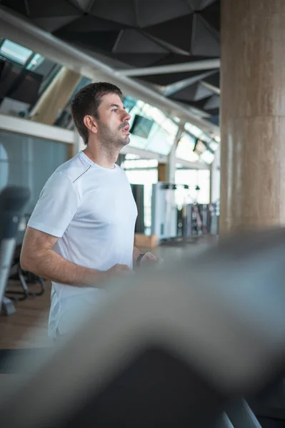 Mann Joggt Auf Einem Laufband Bei Einem Cardio Lauftraining Fitnessstudio — Stockfoto