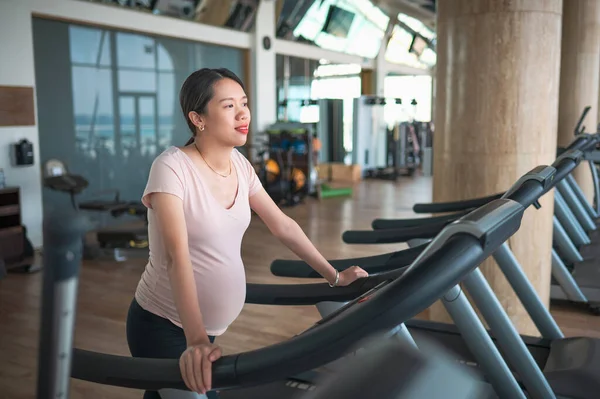 Femme Asiatique Enceinte Faisant Exercice Dans Salle Gym Intérieur Marchant — Photo