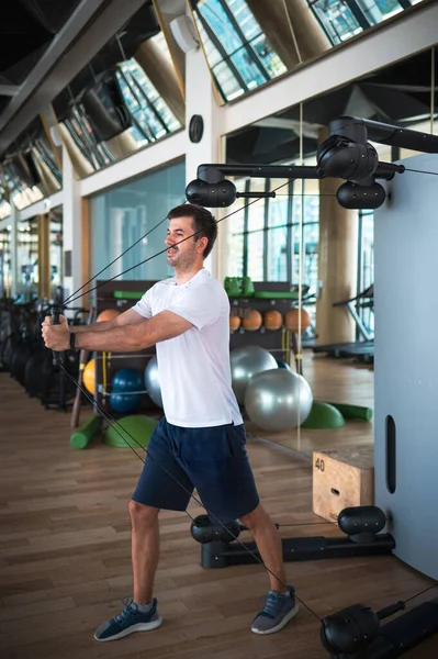 Man Exercising Gym Pec Deck Machine Chest Pectoral Muscles Cable — Stock Photo, Image