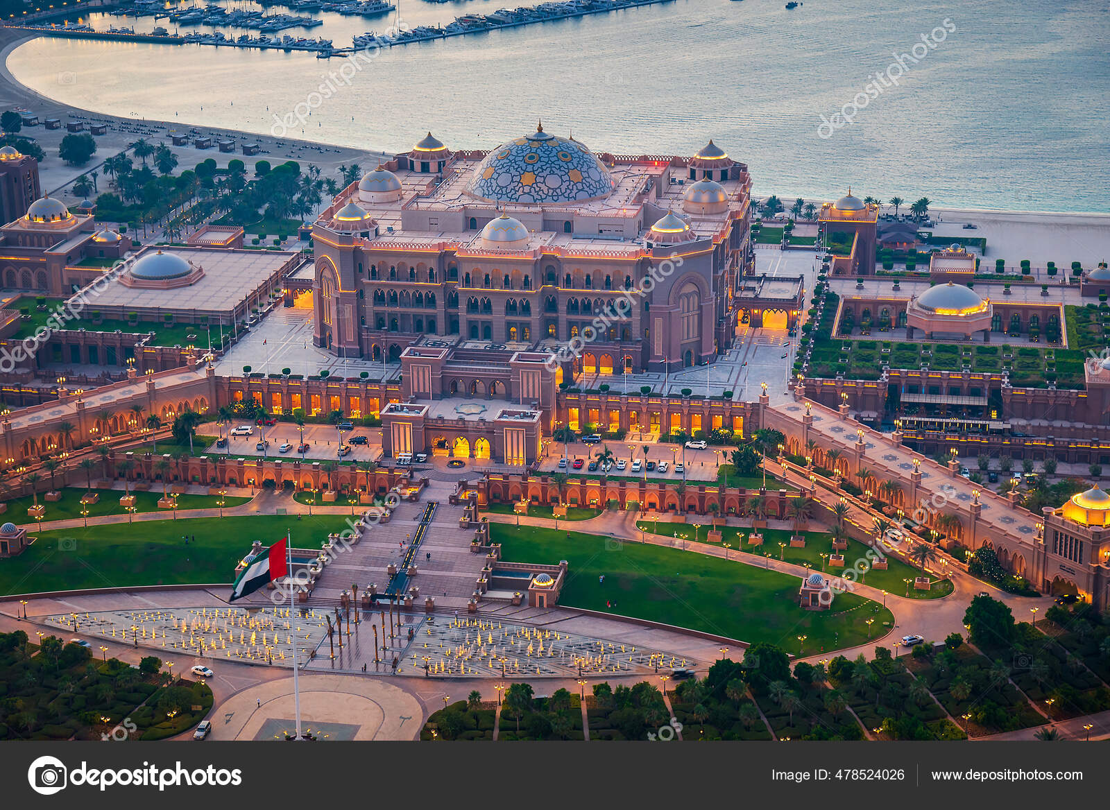 아부다비에 에미레이트 아랍에미리트의 수도에 여행지와 랜드마크중 하나를높은 각도로 바라본 — 스톡 에디토리얼 사진 ©  CreativeFamily #478524026