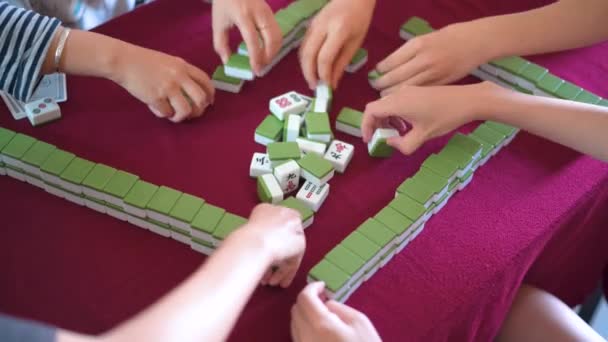 Menschen Spielen Mahjong Traditionelles Chinesisches Brettspiel Auf Einem Roten Tisch — Stockvideo