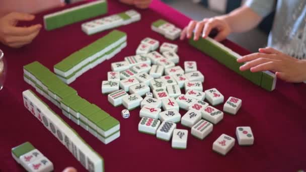 Emberek Játszanak Mahjong Hagyományos Kínai Társasjáték Egy Piros Asztalon Otthon — Stock videók
