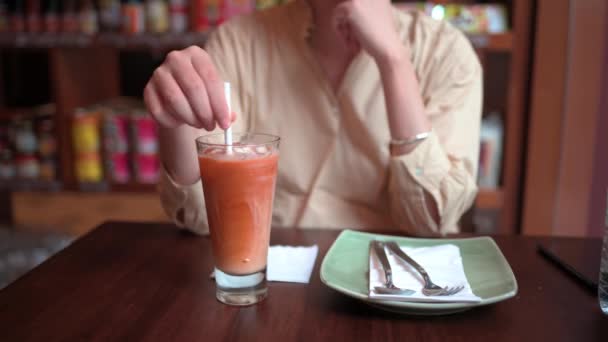 在一家餐馆的特写镜头里 一位女士正在调味泰式奶茶 — 图库视频影像