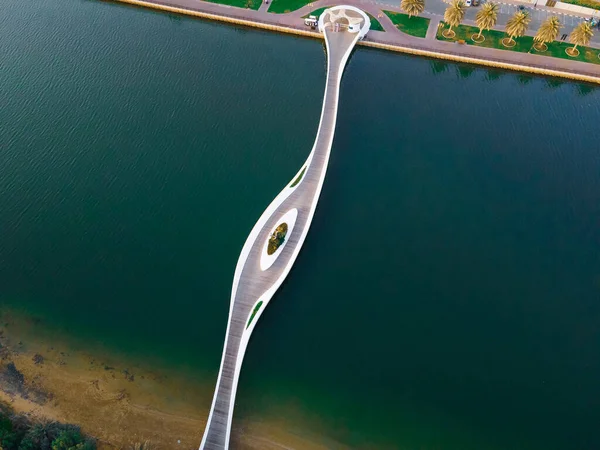 日落时阿拉伯联合酋长国沙迦酋长国市中心Khalid湖中Al Noor岛的空中景观 — 图库照片