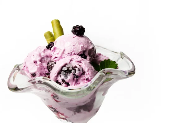 蓝莓冰淇淋 杯子里有新鲜水果 玻璃杯里有白色背景的晶片棒 — 图库照片