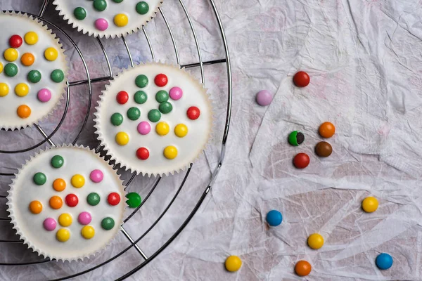 Sladké Muffiny Bílou Čokoládou Bonbonbonovými Bonbóny Bílém Kithenovém Plátně Horní — Stock fotografie