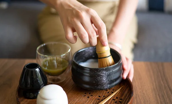 Mujer Haciendo Matcha Japonesa Bebida Verde Casa Utilizando Ceremonia Del — Foto de Stock