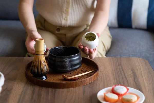 Mujer Haciendo Matcha Japonesa Bebida Verde Casa Utilizando Ceremonia Del — Foto de Stock