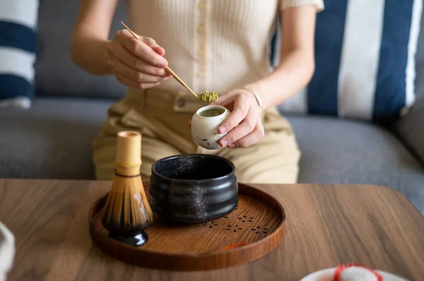 Femme Fabriquant Une Boisson Japonaise Thé Vert Matcha Maison Utilisant — Photo