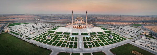 Мечеть Шарджа Самая Большая Мечеть Эмирате Шарджа Объединенные Арабские Эмираты — стоковое фото