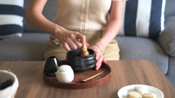 Жінка Змішувала Японський Мача Зелений Чай Вдома Використовуючи Традиційну Чайну — стокове відео