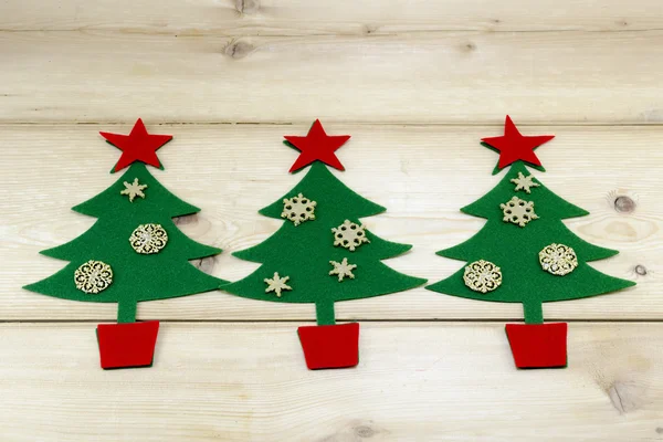 Estrelas douradas e árvores de Natal — Fotografia de Stock