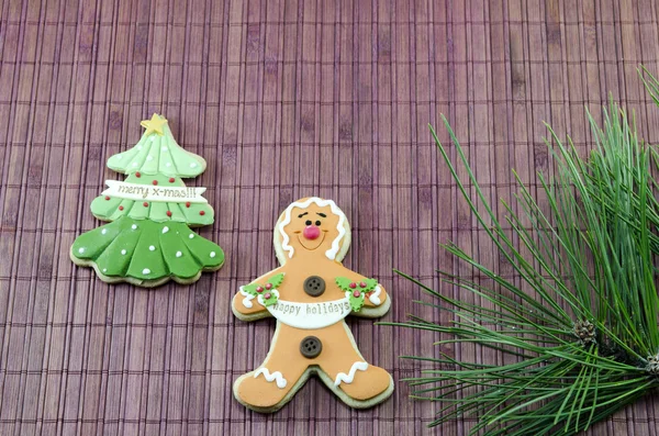 Pan de jengibre comestible y un árbol de Navidad —  Fotos de Stock