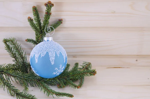 Blauer Weihnachtsschmuck auf einem Holztisch — Stockfoto