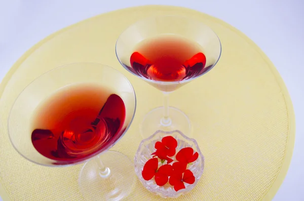 Dvě sklenice s červeným nápoj — Stock fotografie