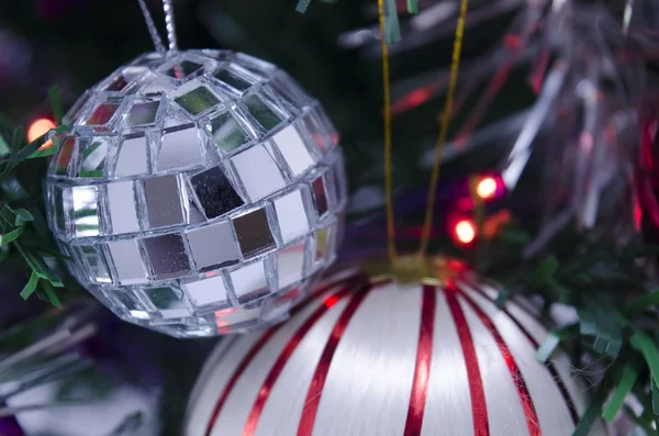 Discoteca palla di Natale su un albero di Natale — Foto Stock