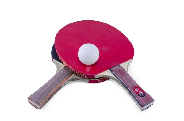 Due racchette da ping pong e una palla isolata — Foto Stock