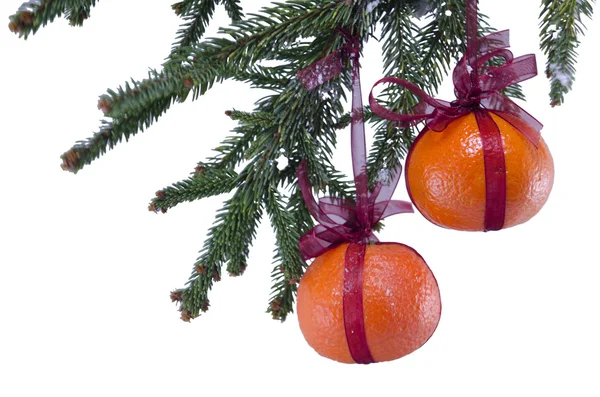 Arance avvolte appese a un albero di Natale — Foto Stock
