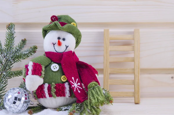 Boneco de neve e uma escada ornamentada com um ramo de abeto — Fotografia de Stock