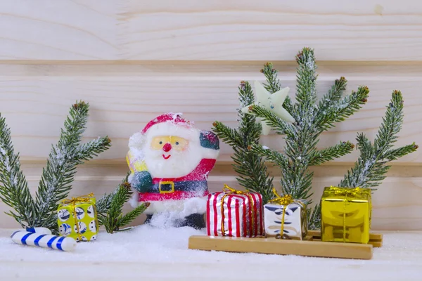 Jouet Père Noël parmi les sapins et présente — Photo