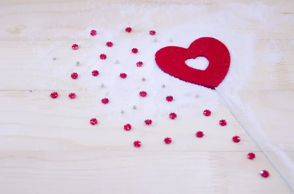 Coração e estrelas vermelhas em uma superfície de madeira — Fotografia de Stock