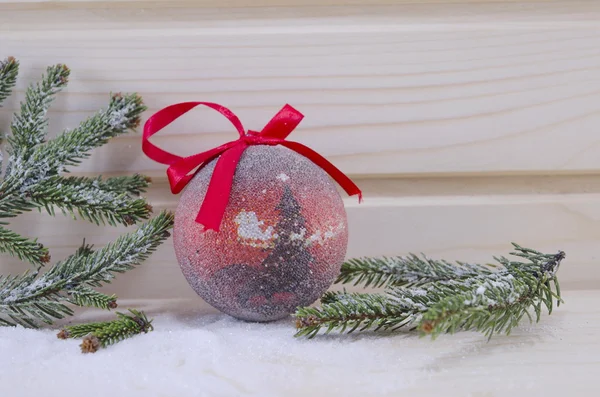 红葡萄酒圣诞节装饰品与冷杉的枝条 — 图库照片