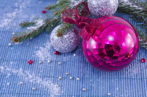 Ροζ Στολίδι Χριστούγεννα μπάλα με ένα δέντρο έλατου — Φωτογραφία Αρχείου