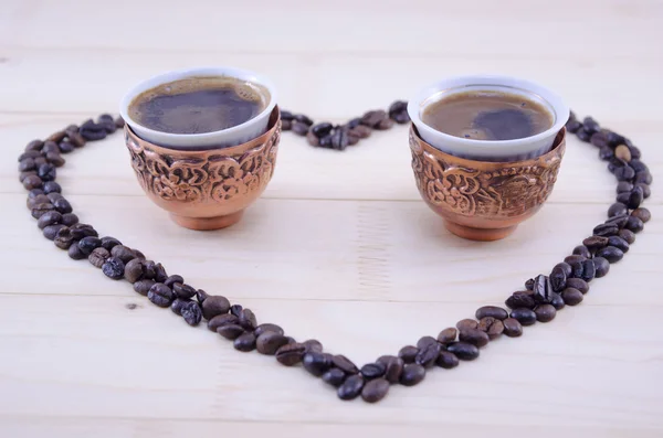 Herz aus rohen Kaffeekörnern — Stockfoto
