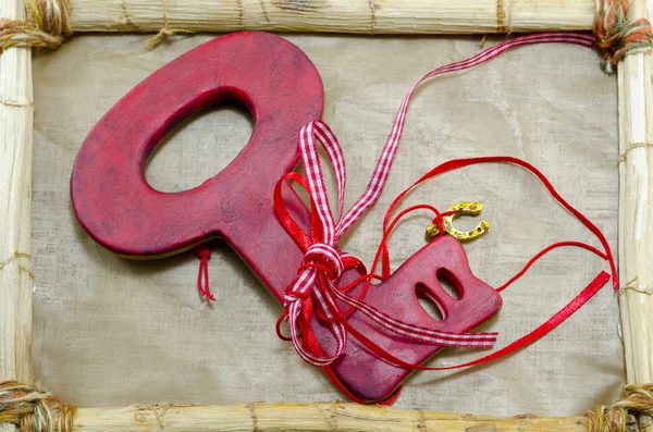 Cheia roșie pe un cadru din lemn — Fotografie, imagine de stoc