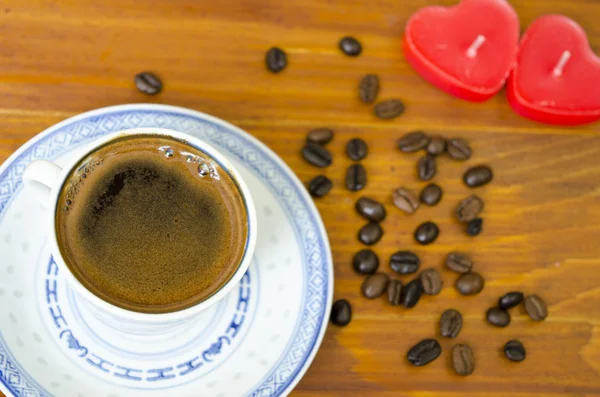 Kopje Turkse koffie en hartvormige kaarsen — Stockfoto