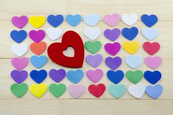 Allerlei kleurrijke hartjes op een houten tafel — Stockfoto