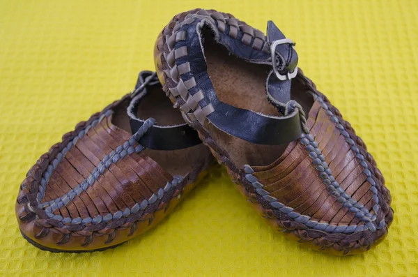 Tradycyjne obuwie serbski na żółty — Zdjęcie stockowe